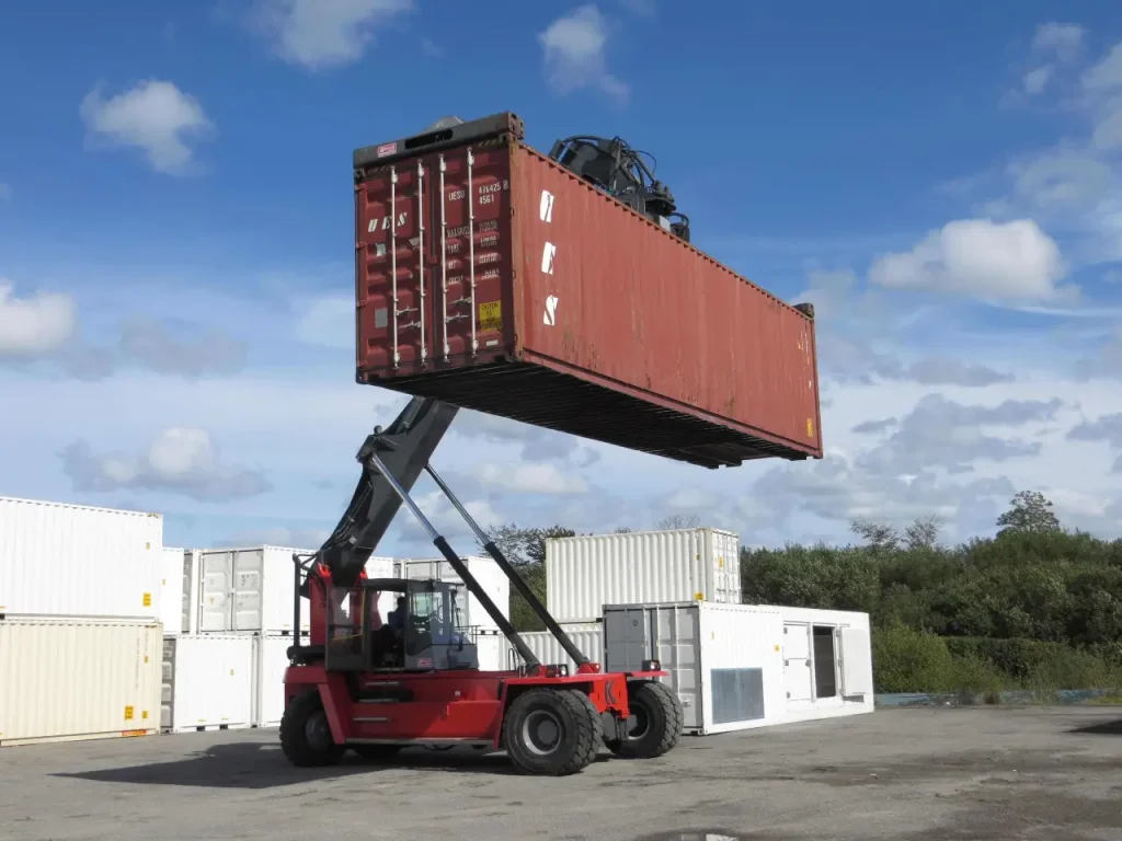 container maritime negoce deplace par un spreader 1024x768 (1)
